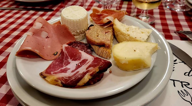 Antipasto salumi e formaggio Antipasto misto Trattoria la Pineta da Dario Torri in Sabina Rieti