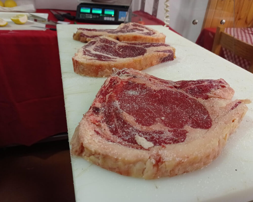 Carne alla brace nel camino