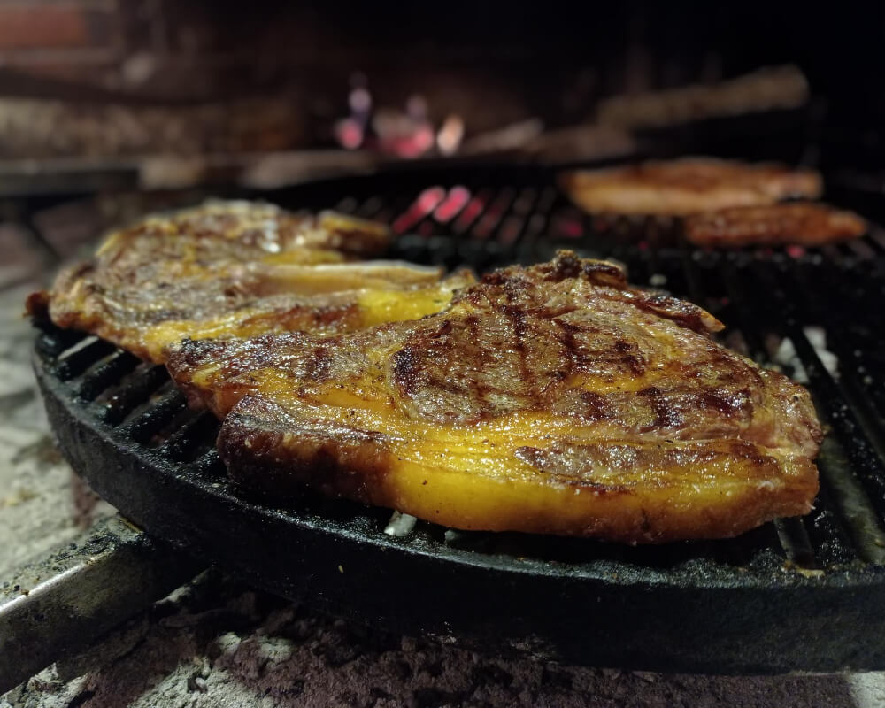 come cucinare la carne nel camino