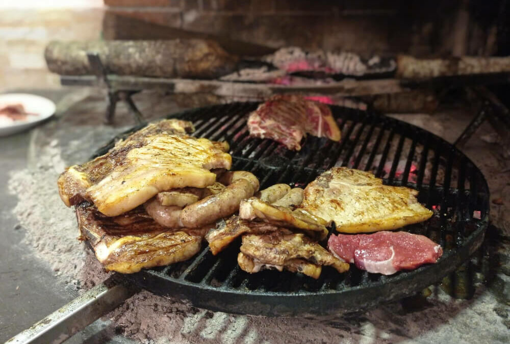 Carne alla brace nel camino trattoria